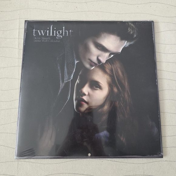 Twilight 2010 Collectable Wall Calendar - 16 Month - NEW - Picture 1 of 2